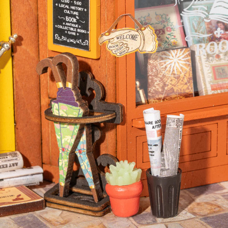 Detalj från Old Times Bookstore från Robotime – byggsats