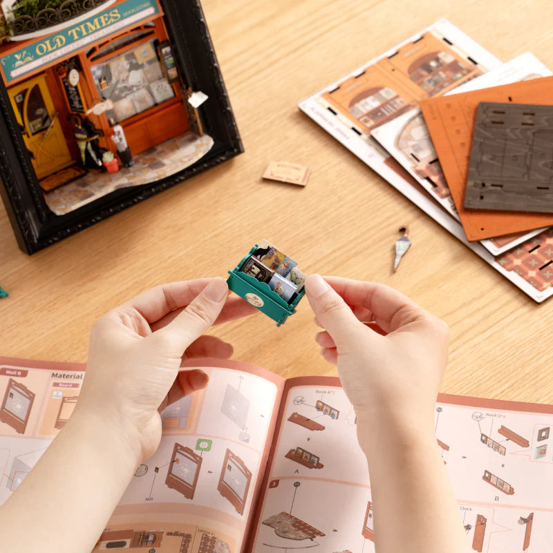 Pysslig byggsats: Book nook tittskåp – Old Times Bookstore från Robotime