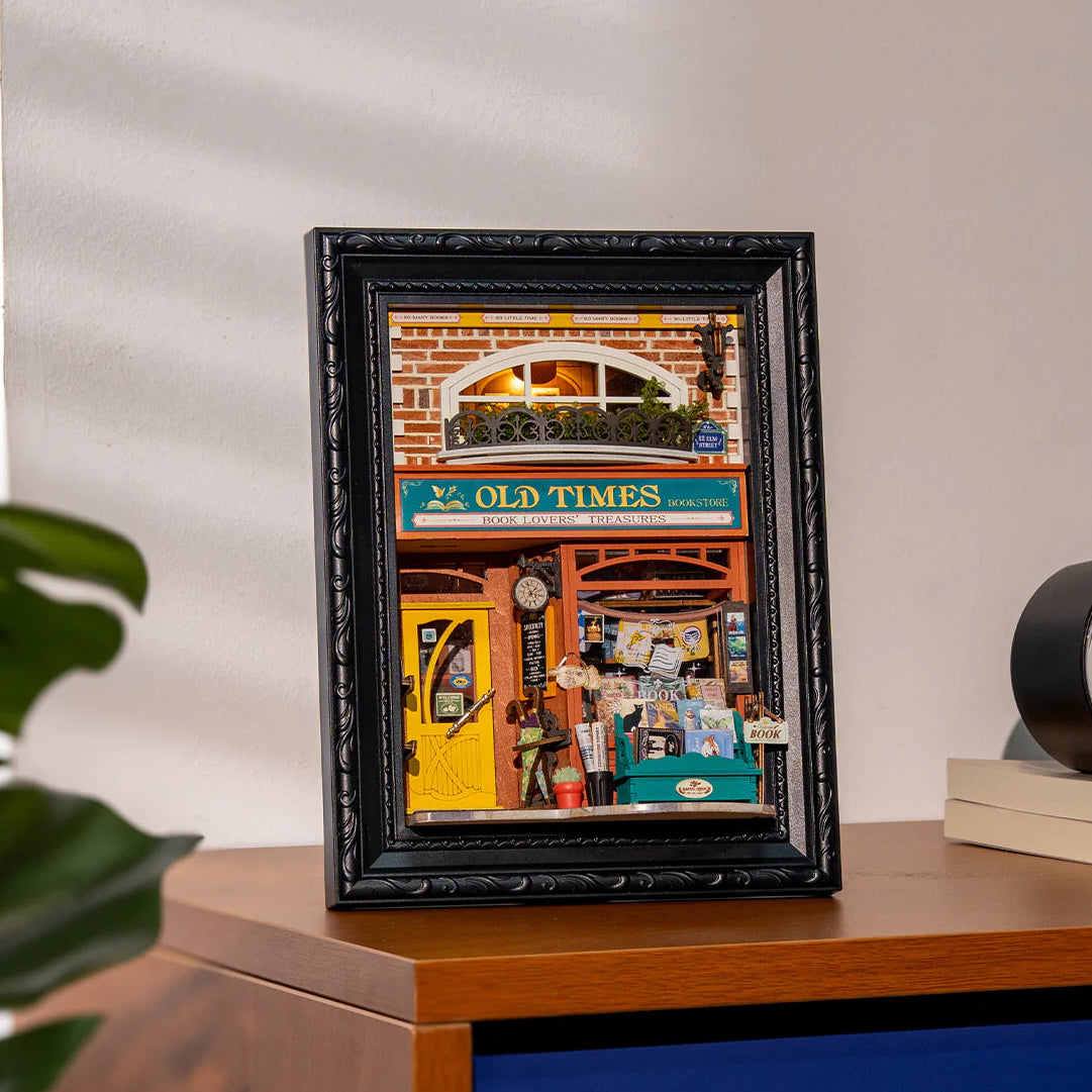 Book nook tittskåp – Old Times Bookstore från Robotime – DIY set