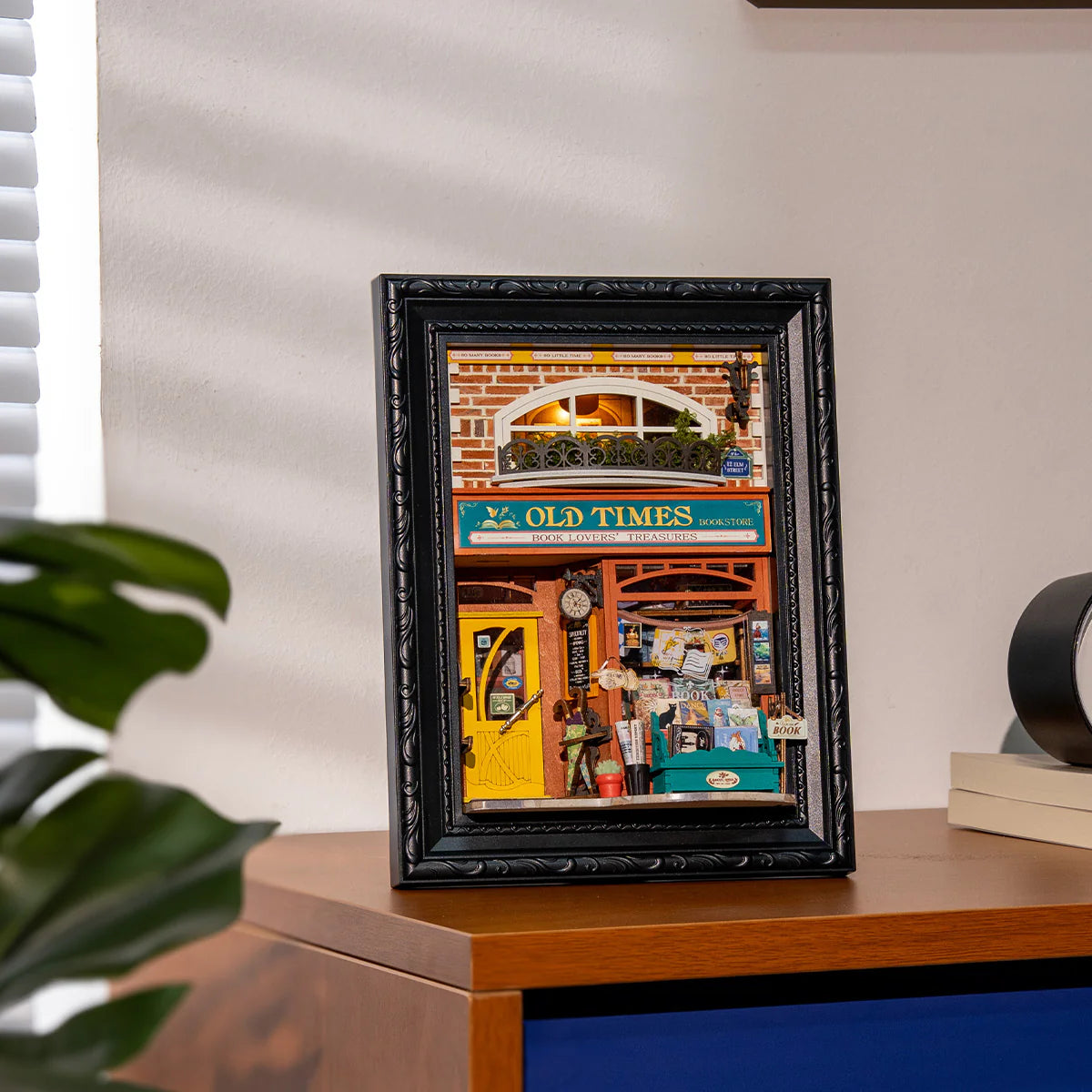 Book nook tittskåp – Old Times Bookstore från Robotime – DIY set