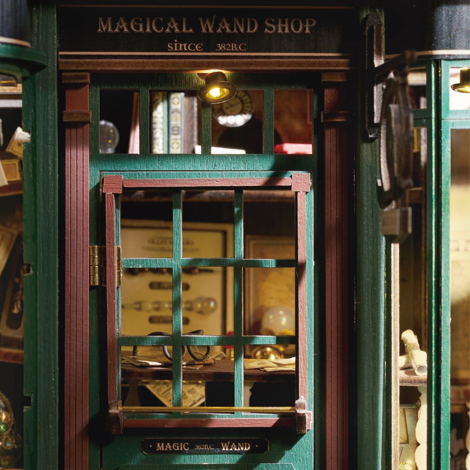 Köp Magic Wand Shop diorama kit byggsats