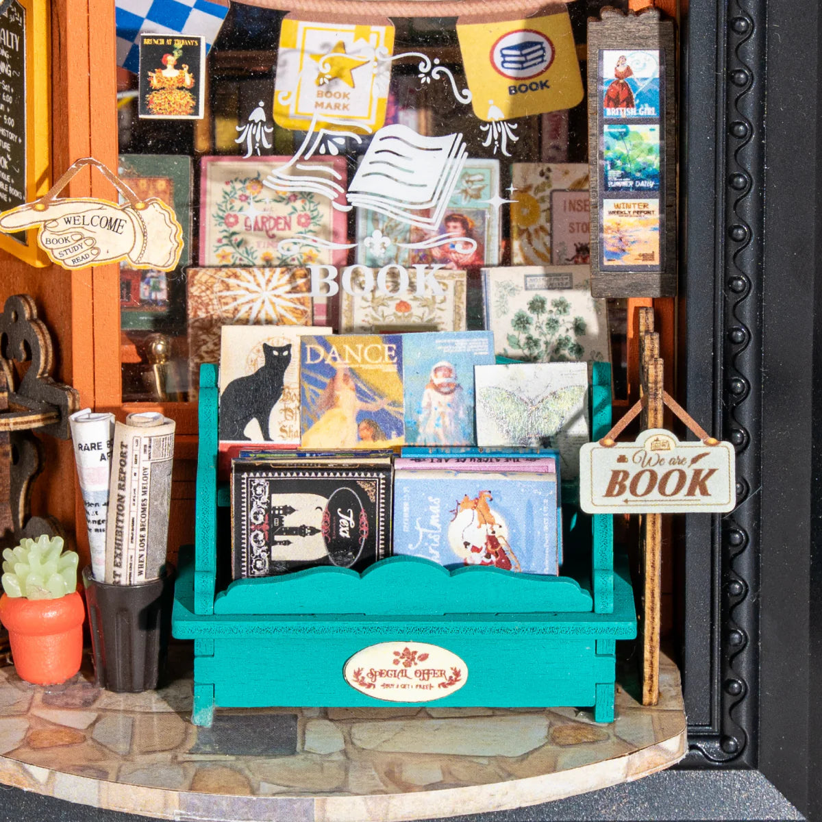 Detalj från Old Times Bookstore från Robotime – byggsats