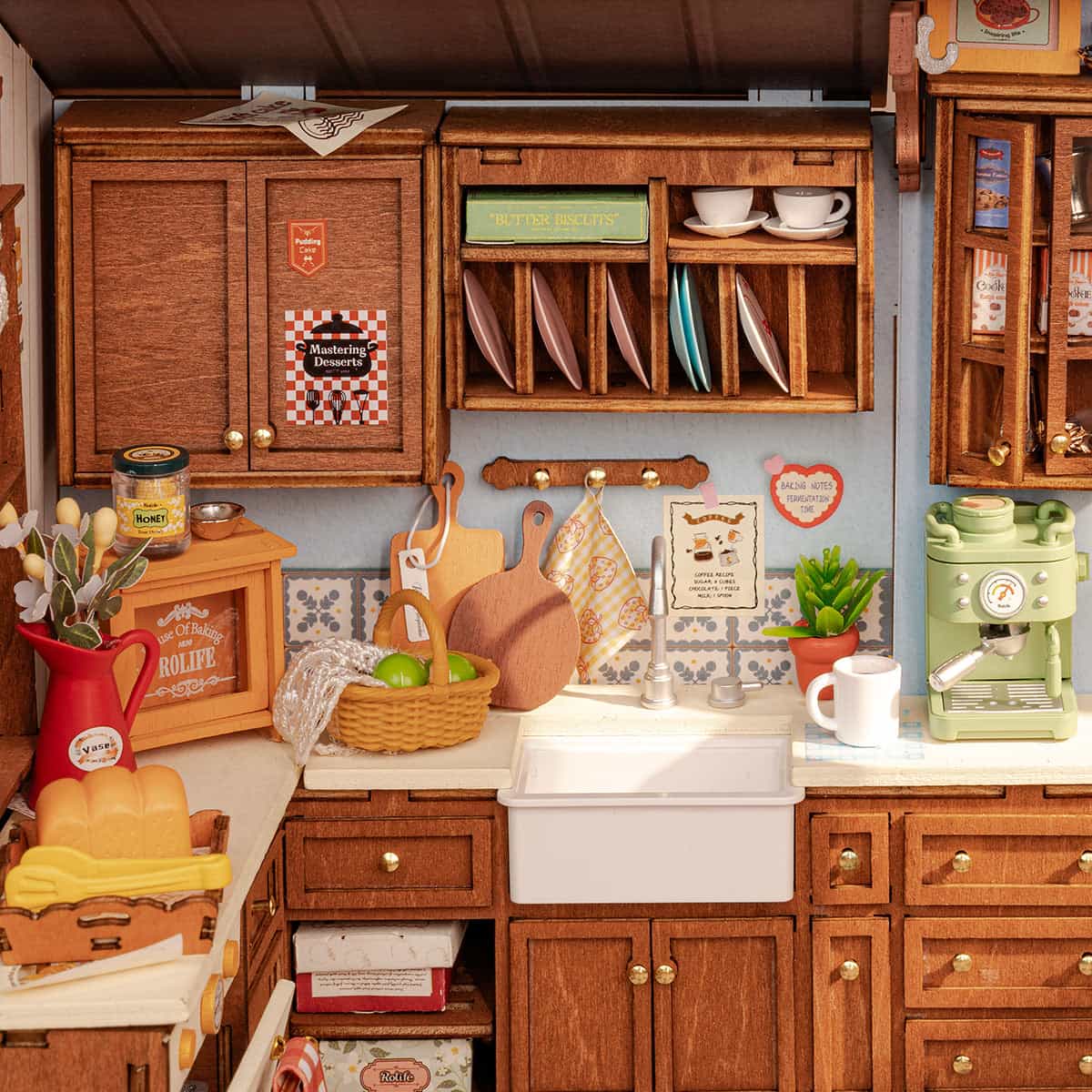 Detalj från Baking Kitchen DIY kit byggsats föreställande ett kök i miniatyrskala 1:18