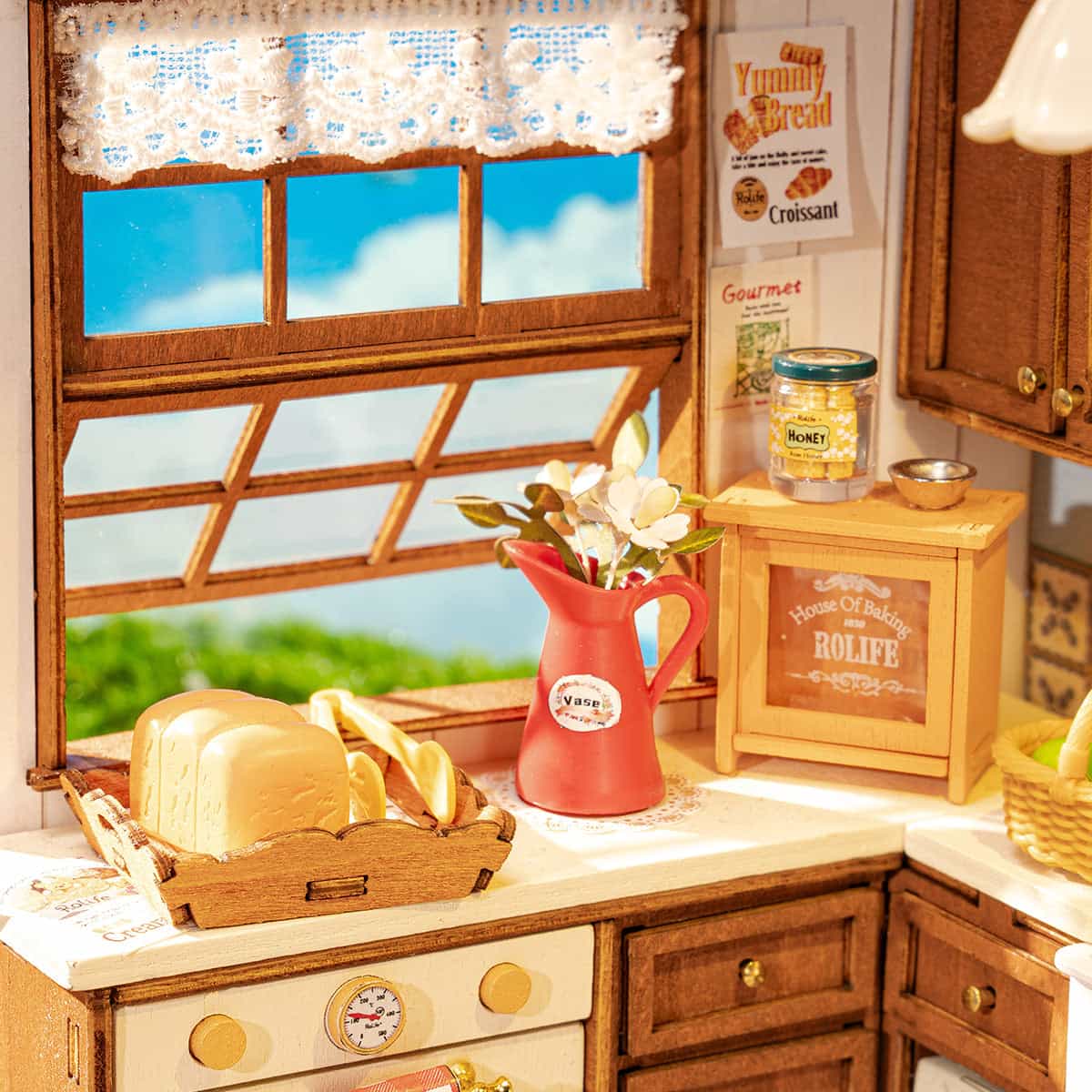 Detalj från Baking Kitchen DIY kit byggsats föreställande ett kök i miniatyrskala 1:18