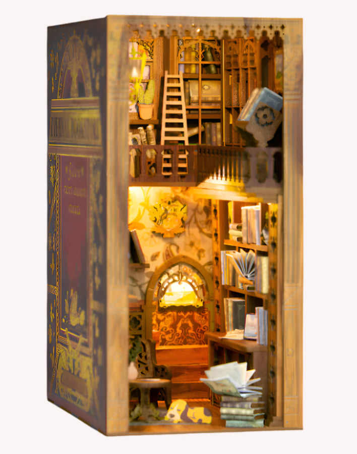 En book nook föreställande ett bibliotek, med LED-belysning